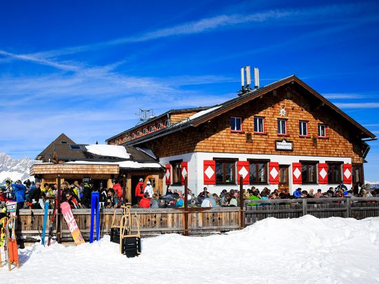 Die Hochwurzenhütte im Sonnenschein