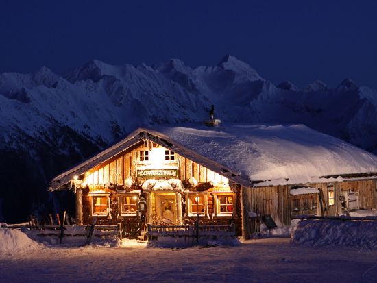 Idyllische Hochwurzenalm in der Nacht