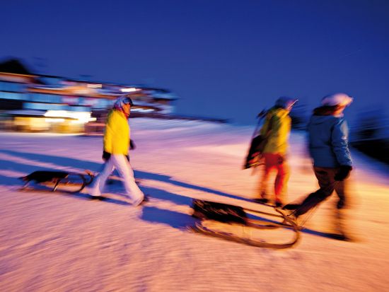 Nur noch wenige Meter zum Start der Rodelbahn bei Nacht