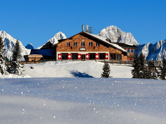 Die Hochwurzenhütte mit Blick zum Dachstein