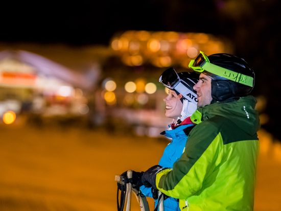 Fröhliche Gesichter beim Nachtrodeln vor der Seiterhütte